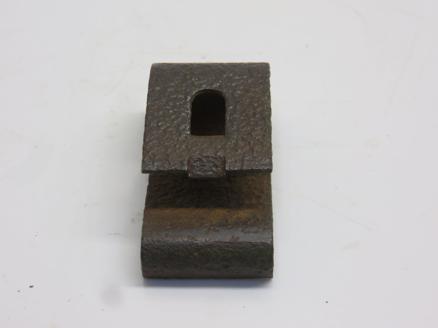R26694 John Deere Front Side Panel Clip For 2510, 2520, 3010, 3020, 4000, 4010, 4020, 4320