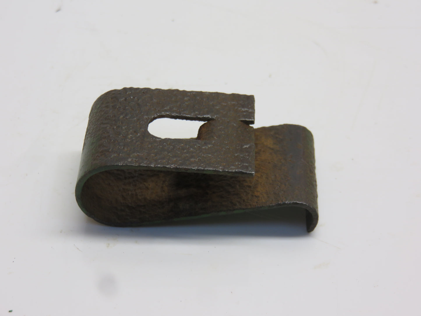 R26694 John Deere Front Side Panel Clip For 2510, 2520, 3010, 3020, 4000, 4010, 4020, 4320