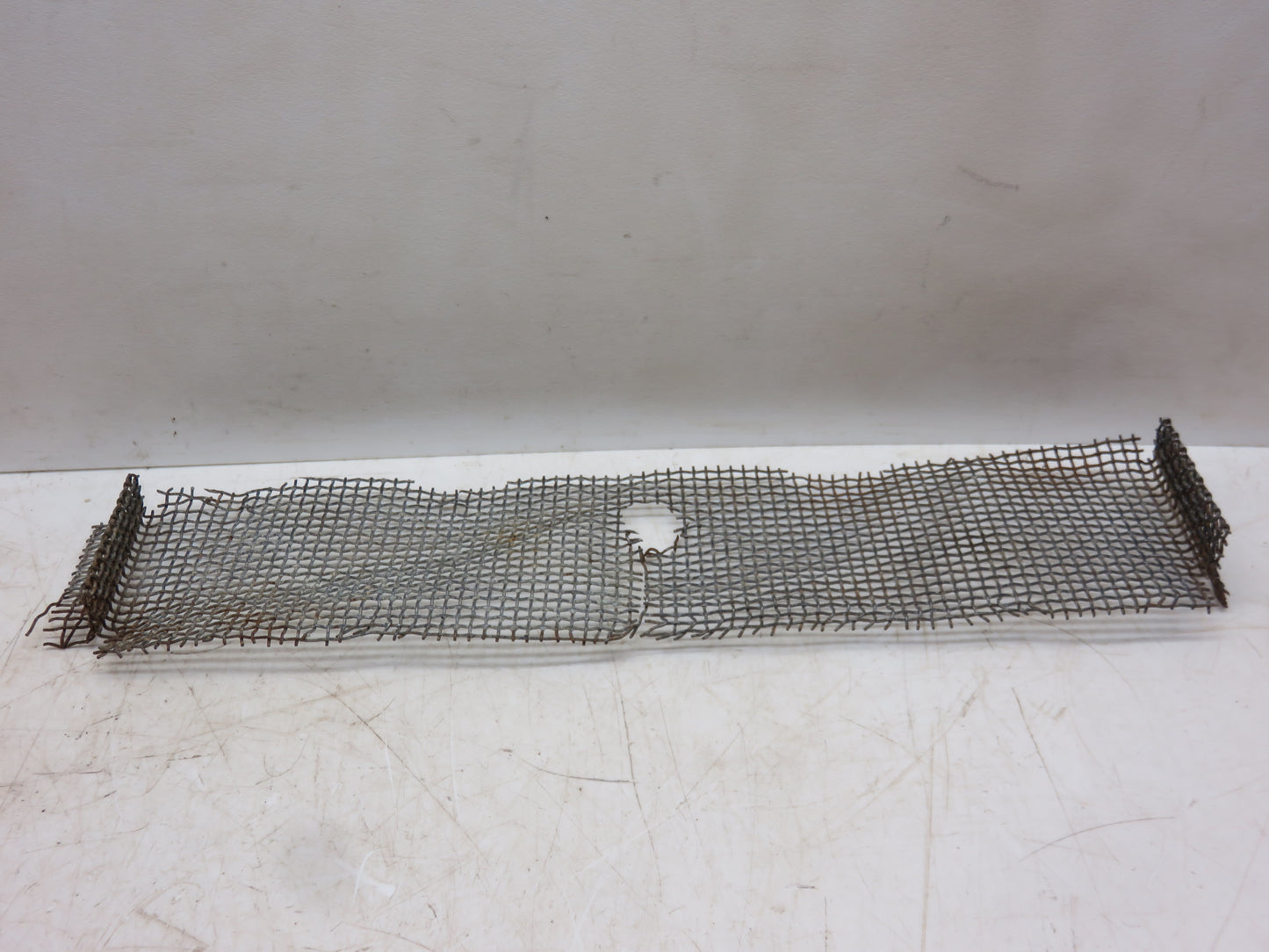 B1565R John Deere Radiator Trash Screen For B