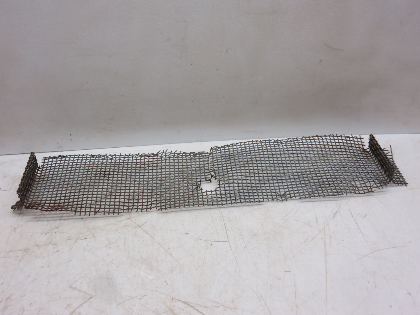 B1565R John Deere Radiator Trash Screen For B