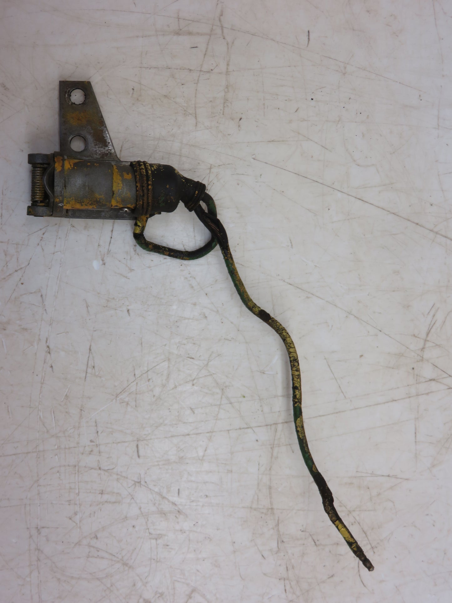 M2186T, AM2049T John Deere Auxiliary Light Socket And Bracket For 40, 320, 420, 330, 430