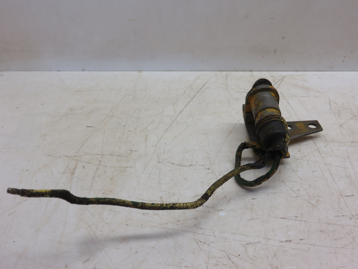 M2186T, AM2049T John Deere Auxiliary Light Socket And Bracket For 40, 320, 420, 330, 430