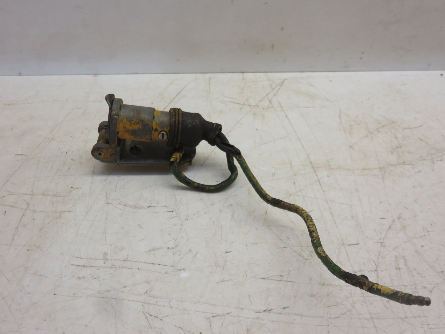 M2186T, AM2049T John Deere Auxiliary Light Socket And Bracket For 40, 320, 420, 330, 430