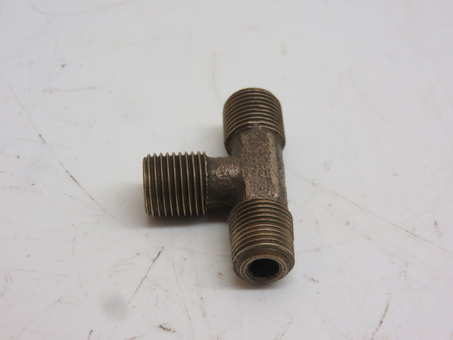 R20495R John Deere Engine Oil Line Tee For 620, 630, 730