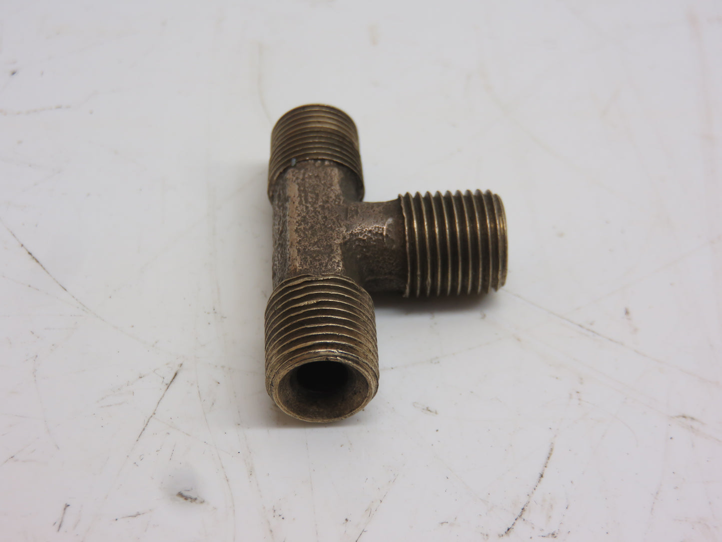 R20495R John Deere Engine Oil Line Tee For 620, 630, 730