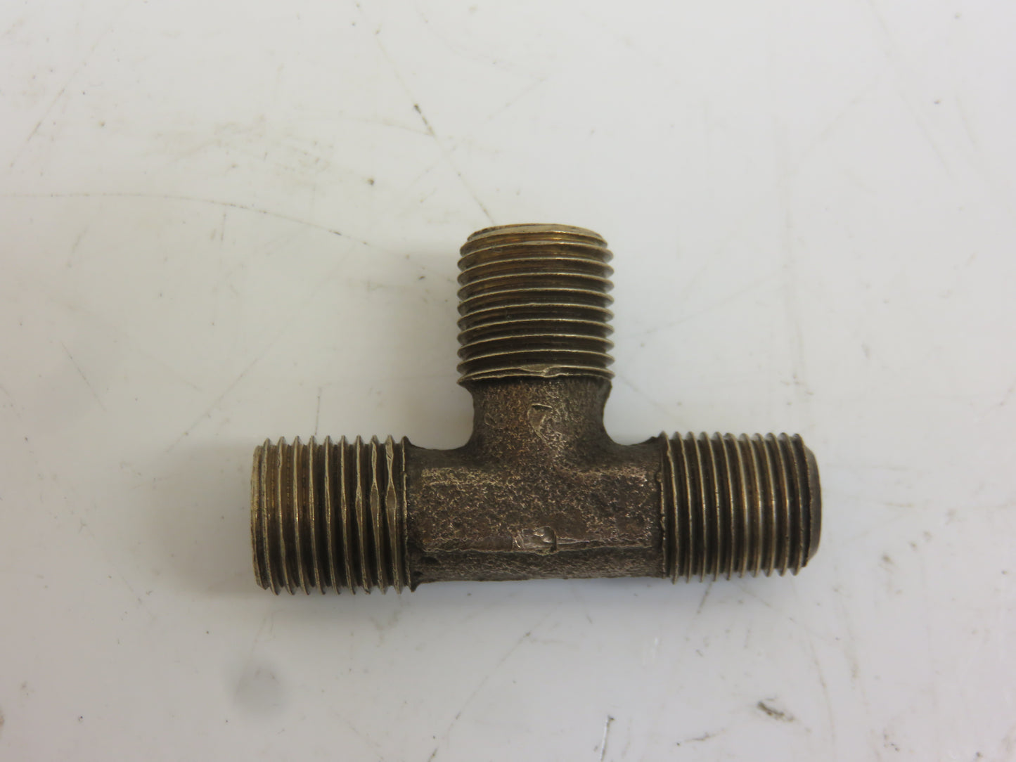 R20495R John Deere Engine Oil Line Tee For 620, 630, 730