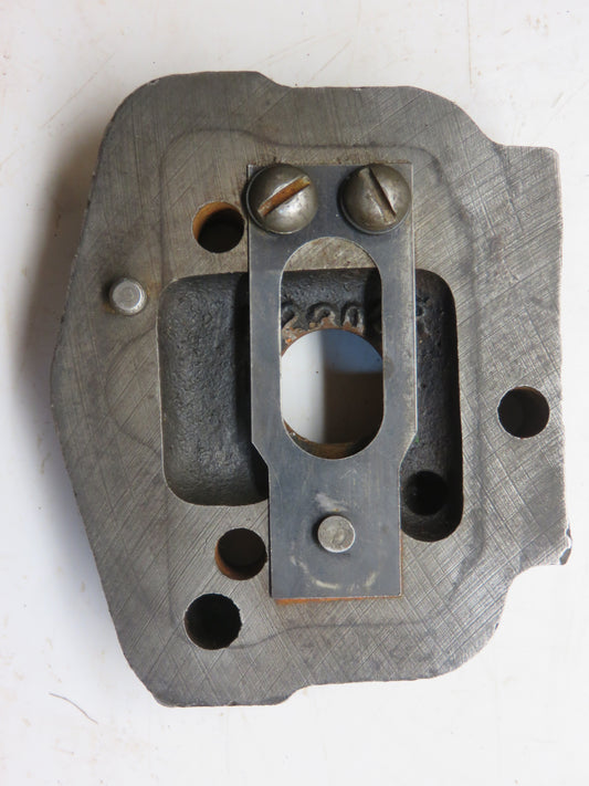 B2303R John Deere Oil Filter Head For B, 50, 520, 530